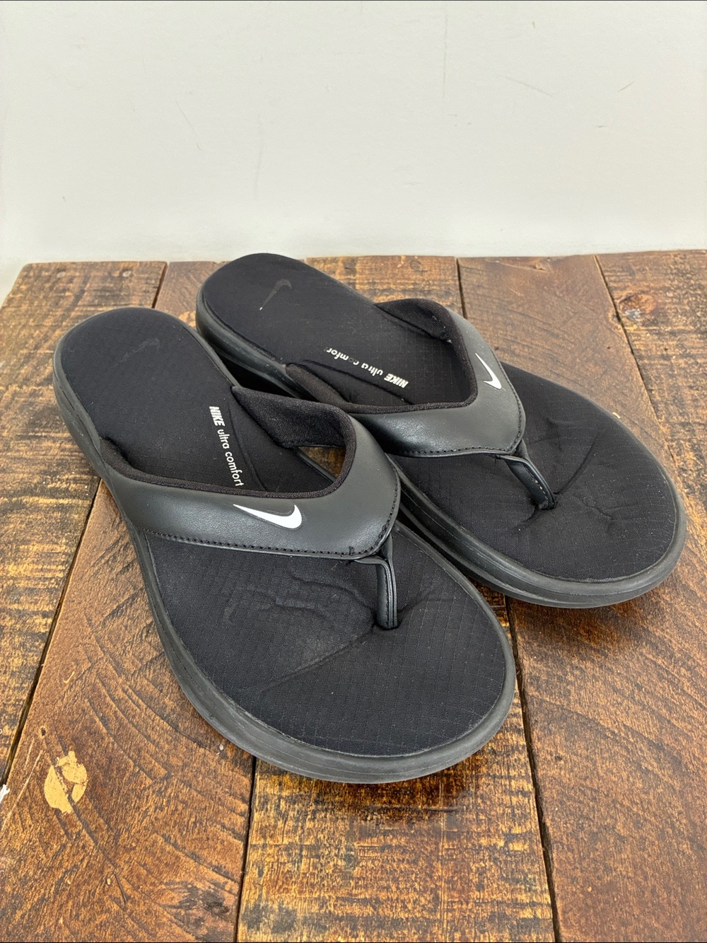 Nike Women’s 9 Black Thong Sandals Athletic Swoosh Foam Sole Athleisure Cushion